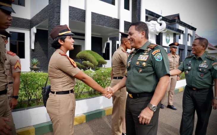 Panglima Komando Daerah Militer Iskandar Muda (Pangdam IM), Mayor Jenderal TNI Niko Fahrizal, M.Tr. (Han), menerima kunjungan 19 Taruna Akademi Militer (Akmil) asal Aceh di Balee Sanggamara, Markas Kodam Iskandar Muda, pada Selasa (31/12/2024)