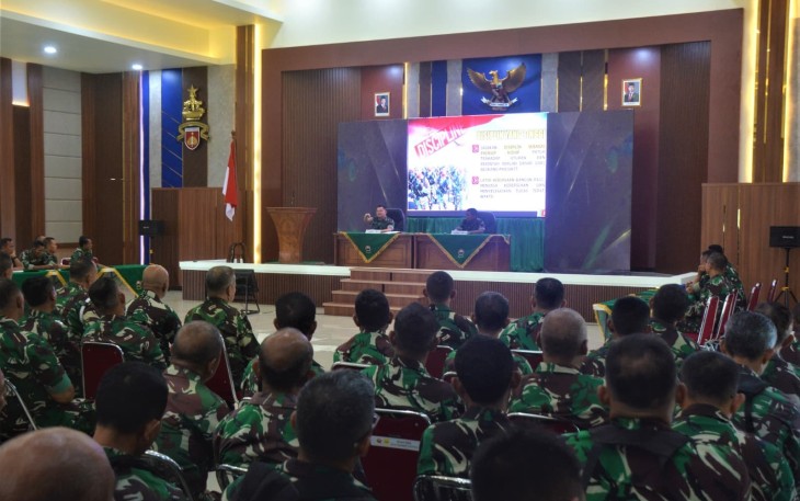 Danrem 071/Wijayakusuma Kolonel Inf Jamaluddin, S.I.P., M.I.P., dalam Jam Komandannya di depan prajurit dan PNS Korem 071/Wijayakusuma berlangsung di Gedung Pertemuan A.Yani Makorem 071/Wijayakusuma Sokaraja, Banyumas, Jumat (17/1/2025)