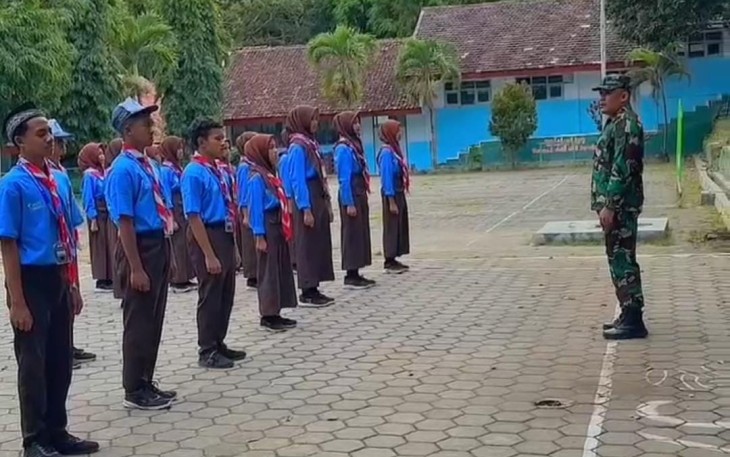  Babinsa Serma Mujiono Koramil 0801/04 Tegalombo memberikan pelatihan Peraturan Baris Berbaris (PBB) kepada siswa-siswi SMP N 2 Tegalombo, Jl. Laksamana Yos Sudarso No.16, Dondang, Gemaharjo, Kec. Tegalombo, Kabupaten Pacitan, Sabtu (18/01/2025)