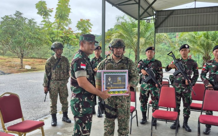 Danrem 121/Abw Brigjen TNI Purnomosidi, S.I.P., M.A.P., M.Han., selaku Dankolakops Rem 121/Abw, melaksanakan kunjungan kerja ke Pos Gabungan Bersama (Gabma) Indonesia - Malaysia Serikin, Kabupaten Sambas, Kalimantan Barat, Kamis (23/01/2025)