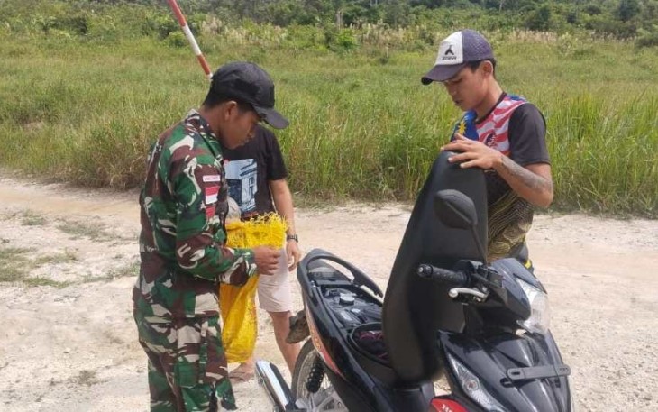 Pos Sei Beruang Satgas Pamtas saat melaksanakan operasi sweeping kendaraan bermotor di sejumlah titik