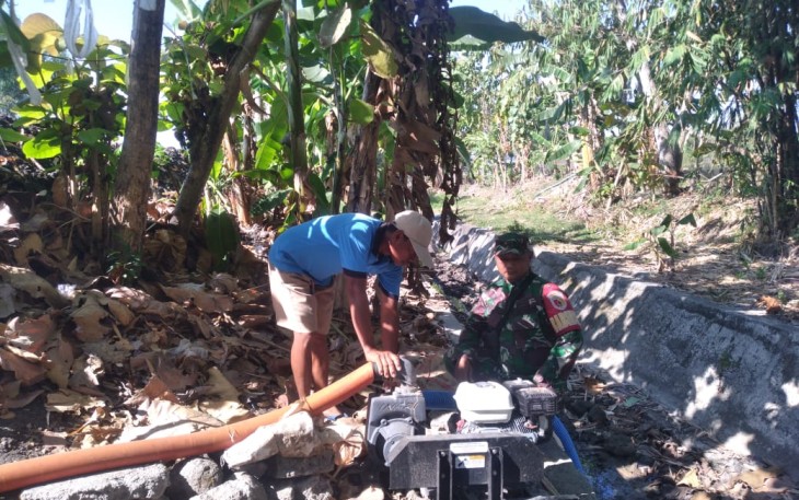 Babinsa Kedungbanteng Cek Pompa Brigade
