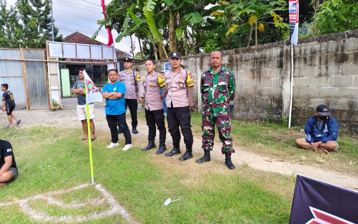 TNI Beri Pengamanan Melekat di Turnamen Sepak Bola Purwoasri Cup 2025