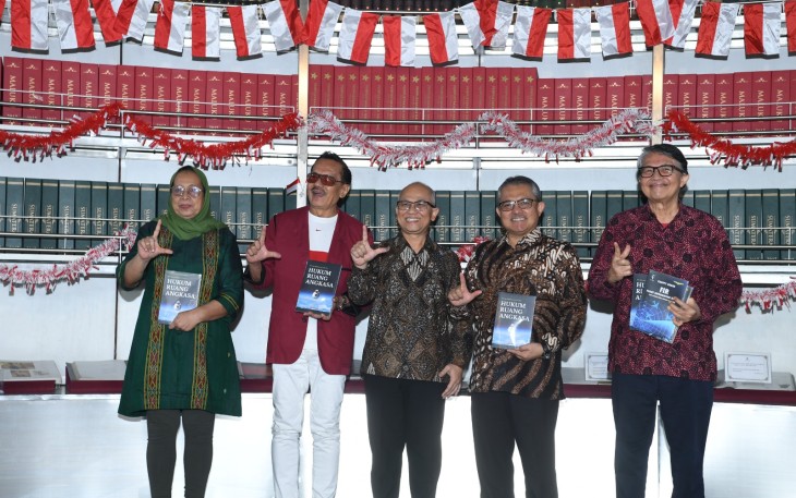 Wakil Menteri Pendidikan Dasar dan Menengah, Atip Latipulhayat, menghadiri pameran buku karya Chappy Hakim di Gedung Perpustakaan Nasional RI pada Senin (11/8)