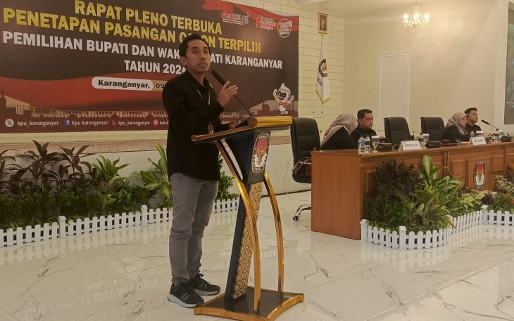 Ketua KPU Karanganyar Daryono memimpin rapat pleno terbuka penetapan pasangan calon terpilih Bupati dan Wakil Bupati Karanganyar hasil Pilkada 2024, di Gedung MCC Karanganyar, Kamis (9/1/2025)