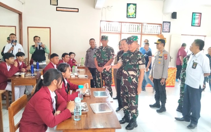 Pangdam IX/Udayana, Mayjen TNI Muhammad Zamroni, S.IP., M.Si., melakukan kunjungan kerja ke Kabupaten Karangasem untuk meninjau pelaksanaan Satuan Pelayanan Pemenuhan Gizi (SPPG) Dapur Sehat dan pelaksanaan Makan Bergizi Gratis (MBG) siswa/i SMA dan SMK PGRI Amlapura di Banjar Ramesaba, Lingkungan Jasri Kelod, Kelurahan Subagan, pada Senin 13 Januari 2025