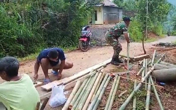 Babinsa Koramil 0801/06 Bandar Gotong Royong Bangun Poskamling