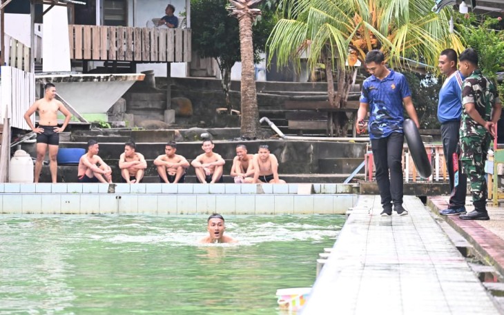 Sebanyak delapan calon siswa (Casis) Tamtama Prajurit Karier (PK) TNI Angkatan Udara Gelombang I Angkatan-89 Tahun 2025 dari Panitia Daerah (Panda) Lanud Raden Sadjad (RSA) Natuna menjalani tes kesamaptaan jasmani berupa renang di Kolam Renang Harmain, Kabupaten Natuna, Provinsi Kepulauan Riau. Senin (13/01/2025)