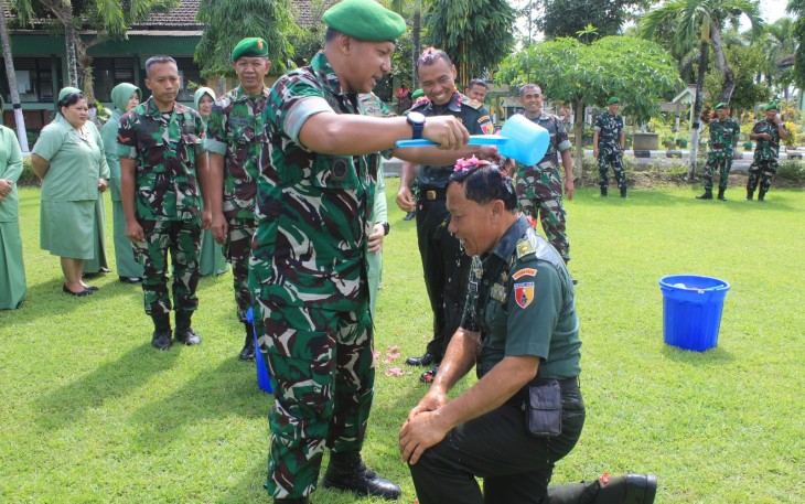 Komandan Kodim (Dandim) 0806/Trenggalek, Letkol Czi Yudo Aji Susanto, S.Sos., M.A., memimpin langsung acara Purna Tugas dan Pindah Satuan anggota di lapangan hijau Makodim 0806/Trenggalek, Jumat (17/1/2025)