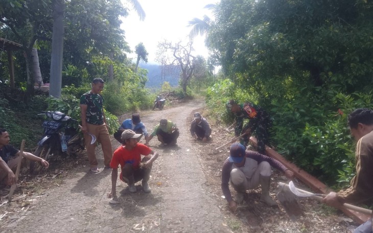Babinsa Desa Bulu Bersama Warga Gelar Kerja Bakti Pembersihan Lingkungan