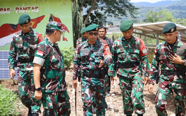 Satgas Pamtas RI–RDTL Sektor Timur Yonarmed 12 Kostrad menerima kunjungan kerja Kasiintel Korem 161/Wira Sakti Kolonel Inf Heri Krisnanto dan Kasiops Korem 161/Wira Sakti Kolonel Inf Hendry Ginting. Kunjungan tersebut dilaksanakan dalam rangka pengecekan pelaksanaan tugas serta pemberian pengarahan kepada seluruh perwira dan Danpos Satgas