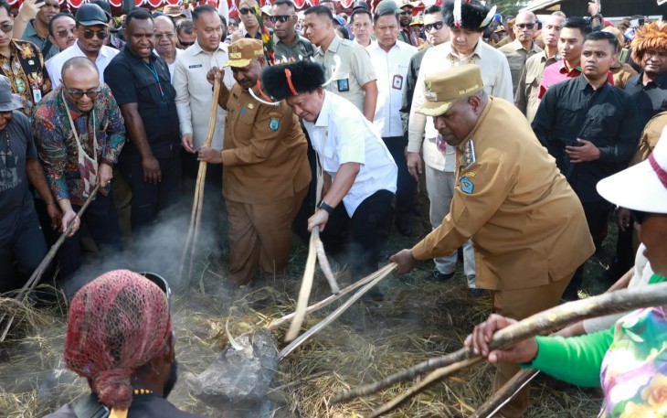 Menteri Dalam Negeri (Mendagri) Muhammad Tito Karnavian bersama Menteri Perumahan dan Kawasan Permukiman (PKP) Maruarar Sirait meninjau lokasi rencana pembangunan rumah di kawasan Sekolah Alkitab Sinakma, Wamena, Kabupaten Jayawijaya, Papua Pegunungan, Selasa (12/8/2025)