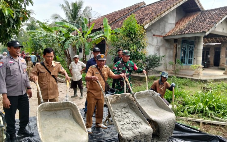 Pemdes Tulus Ayu Salurkan BLT DD Tahap Akhir dan Trail Cor Beton Jalan Desa