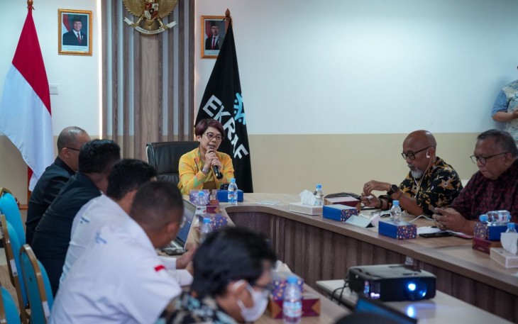 Deputi Bidang Kreativitas Media Kementerian Ekraf, Agustini Rahayu, memberi sambutan pada diskusi bertajuk “Mendengar dari Balik Lensa” di Gedung Film Pesona Indonesia, Jakarta, Jumat (7/11/2025)