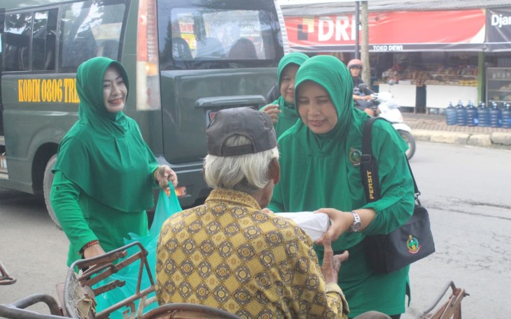 Persit Kartika Chandra Kirana (KCK) Cabang XX Dim 0806 kembali menggelar aksi sosial Jumat Berkah dengan membagikan nasi kotak kepada para tukang becak di wilayah Kecamatan Trenggalek, Jumat (28/11/2025)
