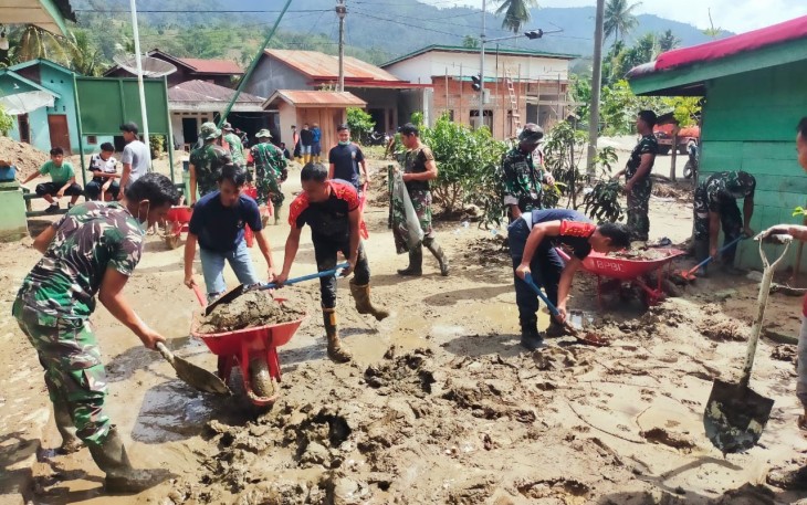 Prajurit TNI AD dari Kodim 0108/Aceh Tenggara (Agara) bergerak cepat membantu warga memulihkan kembali kehidupan pasca banjir bandang yang melanda sejumlah wilayah di Kabupaten Aceh Tenggara