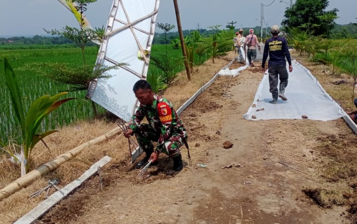 Kerja Bakti Pembuatan Jalan oleh Babinsa Desa Sukosari