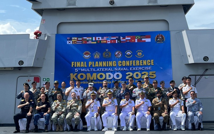 Asisten Operasi Kepala Staf Angkatan Laut (Asops Kasal) Laksamana Muda TNI Yayan Sofiyan kepada media pada hari kedua Final Planning Conference (FPC) 5th Multilateral Naval Exercise Komodo (MNEK) 2025 seusai acara penutupan (Closing Ceremony) FPC bertempat di atas KRI I Gusti Ngurah Rai-332, Kamis (9/1)