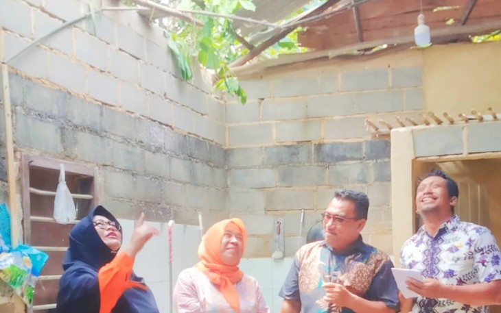 Kepala dinas BPBD kabupaten Bintan saat tinjau lokasi rumah yang  terdampak serta memberikan bantuan