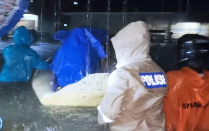 Polres Bintan Bantu Warga Terdampak Banjir Serta Berikan Imbauan