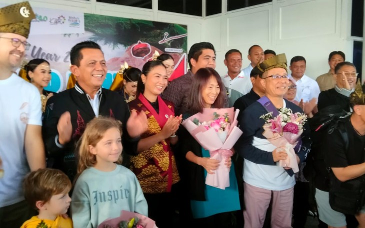 Wakil Menteri Pariwisata RI Ni Luh Puspa didampingi Gubernur Kepri Ansar Ahmad dan Bupati Bintan Roby Kurniawan menyambut kedatangan wisatawan mancanegara (wisman) perdana tahun 2025, Rabu (01/01) di Pelabuhan Bandar Bentan Telani Kawasan Wisata Lagoi