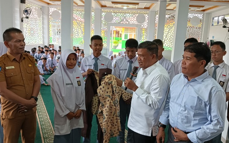 Ketua Fraksi Partai Gerindra DPRD Provinsi Sumatera Barat, Khairuddin Simanjuntak menyerahkan seribuan helai seragam sekolah gratis (Putih abu abu dan Batik) untuk siswa SMKN 1 Lubuk Sikaping, Kabupaten Pasaman, Senin (13/1/2025)