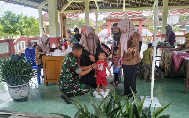 Babinsa Desa Kepet Bersama Bidan dan Ibu-Ibu PKK Dampingi Kegiatan Posyandu 