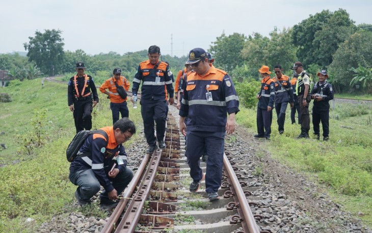 Petugas prasarana KAI secara konsisten sedang melaksanakan pengecekan jalur dan kondisi rel di wilayah Gambringan-Gundih