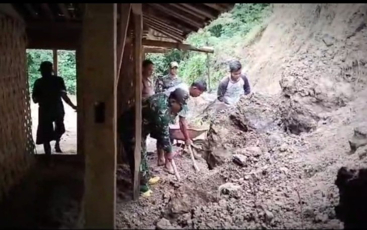 Anggota Kodim Ponorogo Lakukan Kerja Bakti Pembersihan Tanah Longsor 