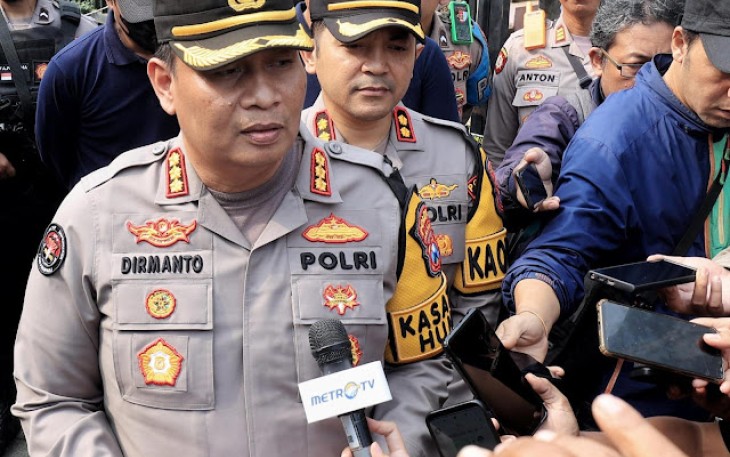 Kabid Humas Polda Jatim Kombes Dirmanto saat memberikan keterangan pers, Sabtu (4/4)
