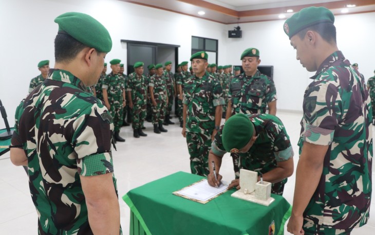 Dandim Tulungagung Tekankan Profesionalisme dalam Sertijab Danramil dan Tradisi Pelepasan Anggota