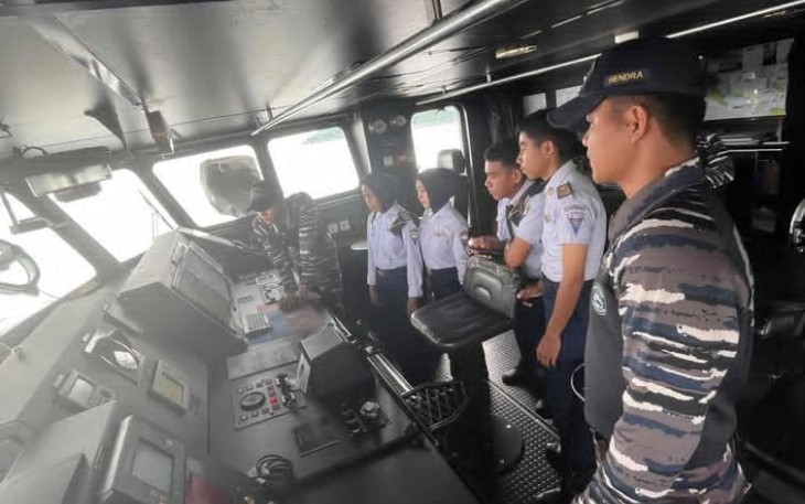 Guskamla Komando Armada III Dorong Edukasi Maritim di Pulau Obi Melalui KRI Tatihu- 853