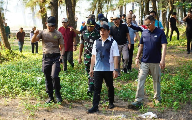 Walikota bersama Kapolresta Bengkulu Kombes Pol Sudarno, Komandan Kodim 0407 Kota Bengkulu Kolonel Inf Widi Rahman, Perwakilan Kejari Bengkulu, dan para Kepala Instansi Vertikal menurunkan seluruh jajaran dan personelnya untuk gotong royong membersihkan kawasan Pantai Panjang, Jumat (13/6/2025) /Foto : MC