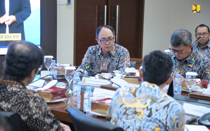 Menteri Pekerjaan Umum (PU) Dody Hanggodo didampingi Wakil Menteri PU Diana Kusumastuti saat melakukan rapat koordinasi dengan Pusat Studi Gempa Nasional (PuSGen) di Kantor Kementerian PU, Rabu (15/1/2025). 