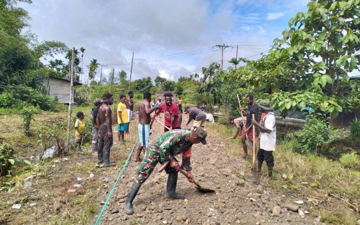 Kebersamaan Babinsa Agimuga Bersama Warga Laksanakan Kerja Bakti Perbaikan Jalan
