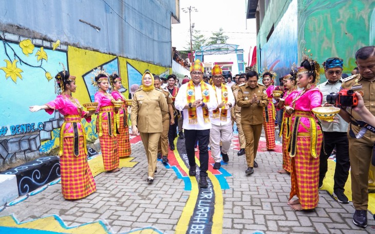 Menteri Ekonomi Kreatif (Ekraf), Teuku Riefky Harsya, meninjau langsung Koperasi Merah Putih di Kendari, Sulawesi Tenggara, Senin, 26 Agustus 2025