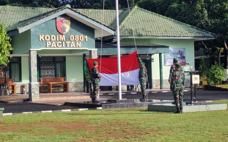  Kodim 0801/Pacitan menggelar upacara bendera 17 an, yang diikuti seluruh personil, baik TNI maupun PNS, berlangsung di Lapangan Makodim, Jl. Letjen Suprapto No. 42, Pacitan, Selasa (17/06/2025)