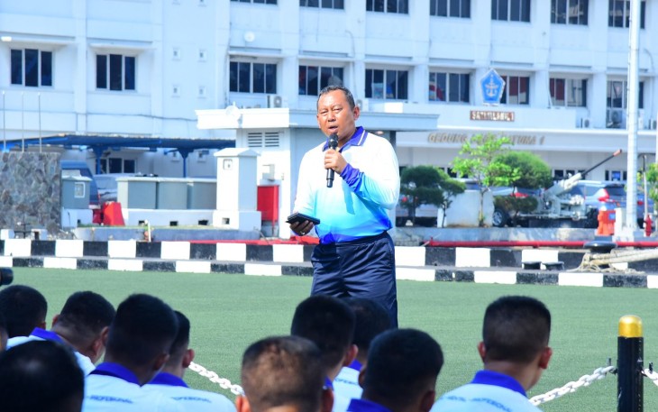  Panglima Komando Lintas Laut Militer (Kolinlamil) Laksda TNI Rudhi Aviantara IH, S.E., M.Si., M.Tr.(Han)., CHRMP., memberikan pengarahan kepada seluruh prajurit dan PNS Kolinlamil dalam kegiatan Jam Komandan yang digelar di Pendopo Prabu Kresna, Mako Kolinlamil, Tanjung Priok, Jakarta Utara