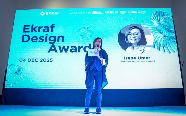Wakil Menteri Ekonomi Kreatif, Irene Umar, memberi sambutan pada kegiatan Ekraf Design Festival (EDF) 2025 yang berlangsung di Taman Ismail Marzuki (TIM), Jakarta, Kamis (4/12/2025)