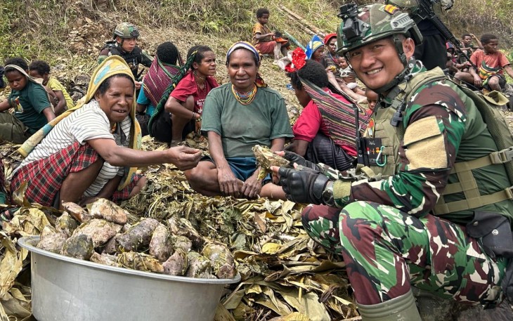 Satgas TNI Menyatu Bersama Warga Wombru dalam Tradisi Bakar Batu 