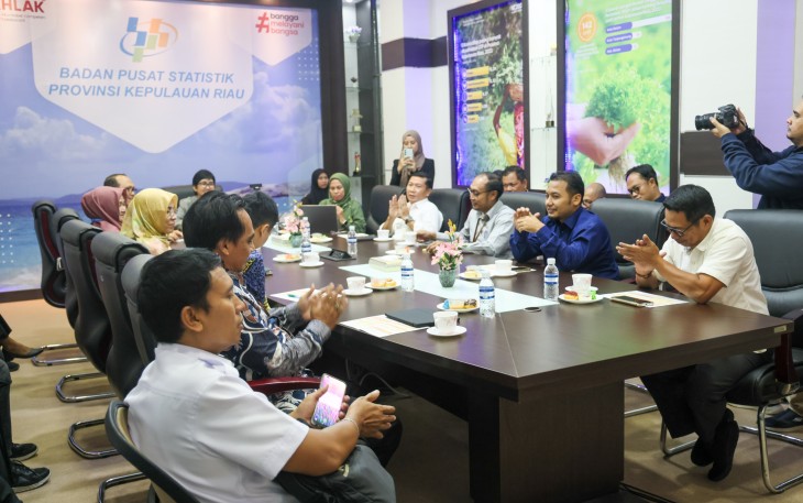 Kepala BPS Kepri Margareta Anggorowati, pada release berita statistik profil Kemiskinan Provinsi Kepri dan Tingkat Ketimpangan Pengeluaran Penduduk, di Kantor BPS Kepri, Rabu (15/1)