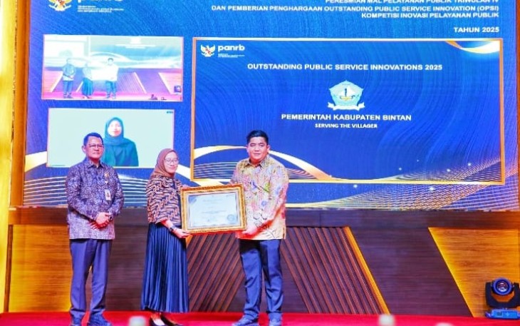 Bupati Bintan Roby Kurniawan menerima penghargaan Outstanding Public Service Innovation (OPSI) dalam ajang Kompetisi Inovasi Pelayanan Publik (KIPP) yang digelar Kementerian Pendayagunaan Aparatur Negara dan Reformasi Birokrasi (PANRB) Republik Indonesia