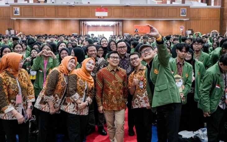 Menteri Koordinator Bidang Pemberdayaan Masyarakat Republik Indonesia, Abdul Muhaimin Iskandar atau Gus Imin hadir sebagai narasumber utama Pengenalan Kehidupan Kampus bagi Mahasiswa Baru (PKKMB) Fakultas Ekonomi dan Bisnis Universitas Pembangunan Nasional “Veteran” Jakarta (UPNVJ) 2025 di Cijantung, Jakarta Timur