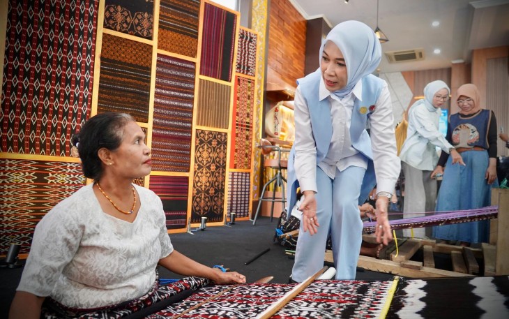 Kemenkop Latih Mamak-Mamak Perajin Tenun NTT Untuk Berkoperasi