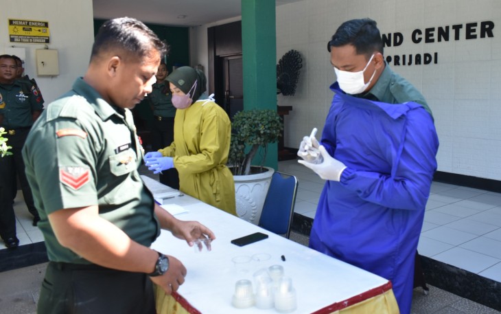 Puluhan Personel Korem 081/DSJ Jalanai Tes Urine