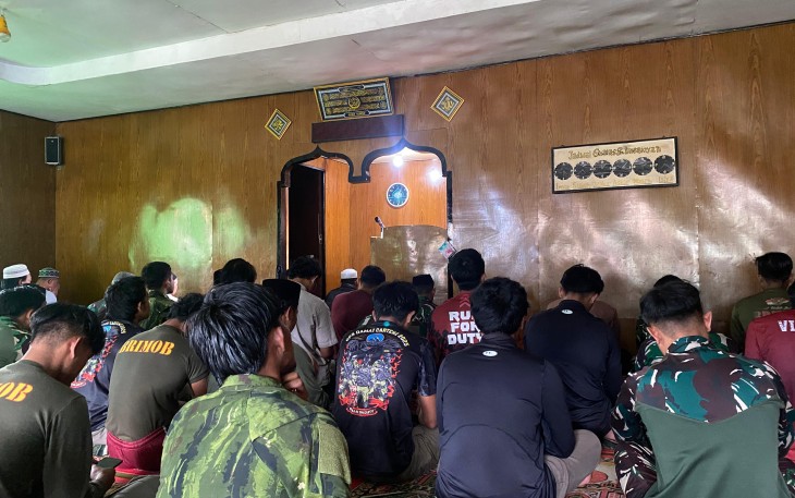 Harmoni Ibadah Satgas TNI Yonif 700/WYC di Tanah Gigobak