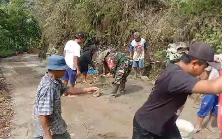 Babinsa Koramil 0801/07 Ngadirojo saat Kerja Bakti Rabat Jalan