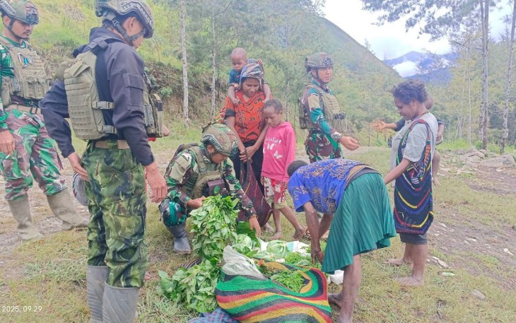 Satgas TNI Safari Honai di Kampung Wuloni