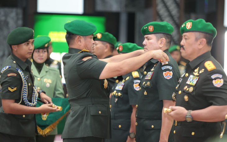 Kepala Staf Angkatan Darat (Kasad) Jenderal TNI Maruli Simanjuntak, M.Sc., memimpin upacara Serah Terima Jabatan (Sertijab) Pangdam III/Siliwangi, Gubernur Akademi Militer (Akmil), dan Komandan Sekolah Calon Perwira Angkatan Darat (Dansecapa AD) di Markas Besar Angkatan Darat, Rabu (13/8/2025)