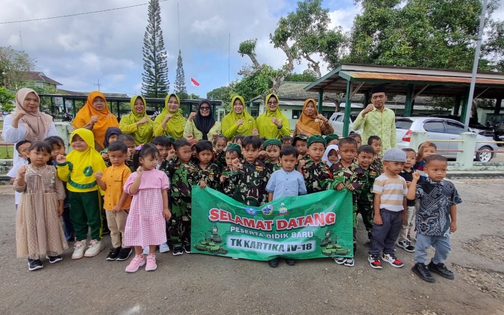 Ketua Persit KCK Cab XV Kodim Pacitan Berikan MPLS pada Murid Baru TK Kartika IV-18